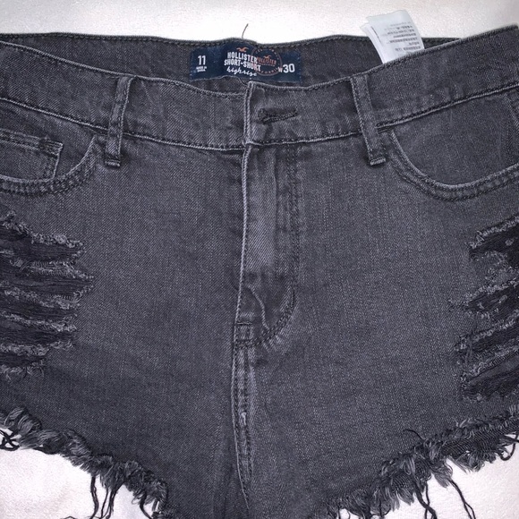 Hollister Pants - black ripped jean shorts